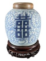 A LATE 19TH/EARLY 20TH CENTURY CHINESE BLUE AND WHITE PORCELAIN GINGER JAR WITH WOODEN LID Decorated