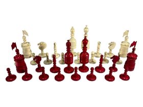A 19TH CENTURY CHINESE CARVED BONE BARLEYCORN STYLE RED AND WHITE CHESS SET. (h 11.5cm)