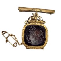 A LATE VICTORIAN/EARLY EDWARDIAN YELLOW METAL, SARDONYX AND GLASS INTAGLIO FOB LOCKET Intaglio