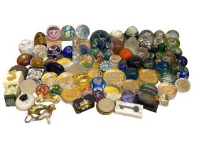 LARGE COLLECTION OF SEVENTY FIVE VINTAGE GLASS PAPERWEIGHTS TO INCLUDE EIGHT SCOTTISH CAITHNESS EXA