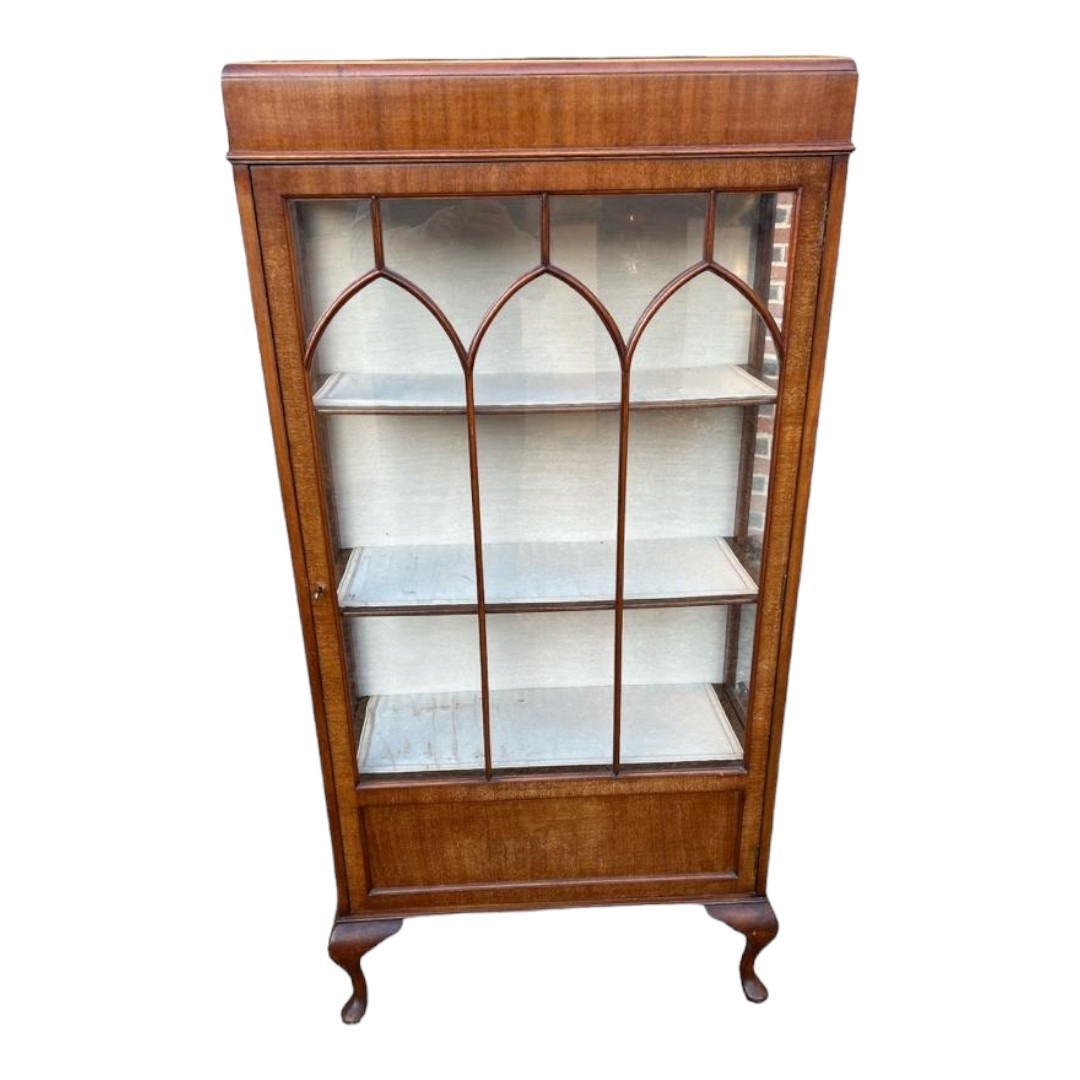 AN EDWARDIAN MAHOGANY DISPLAY CABINET With single gothic glazed door, on cabriole legs. (78cm x 34cm