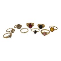 A COLLECTION OF VINTAGE 9CT GOLD AND GEM SET RINGS To include garnet and sapphire. (size P)