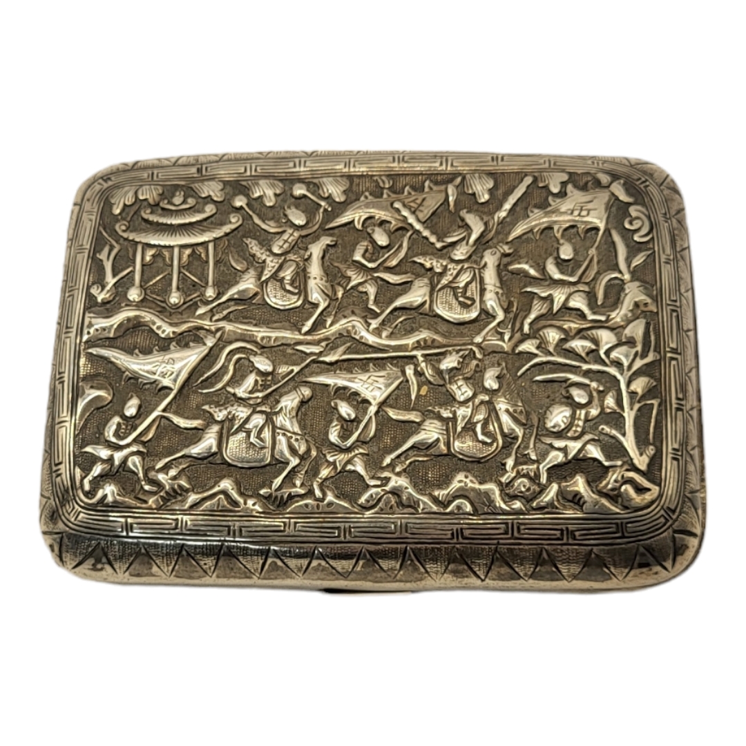 WITHDRAWN A 19TH CENTURY CHINESE WHITE METAL CIGARETTE CASE Having an embossed battle scene with - Image 2 of 3