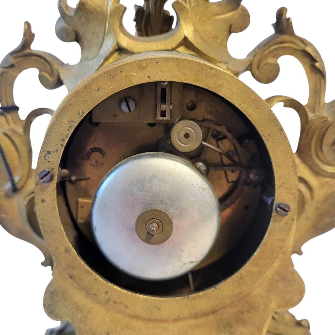 DELETTREZ, A FRENCH 19TH CENTURY GILT BRASS MANTLE CLOCK Rococo form with scrolled case and white - Bild 3 aus 4