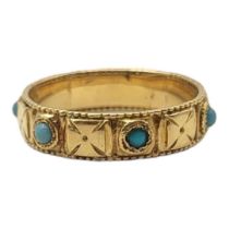 AN EARLY 20TH CENTURY YELLOW METAL AND TURQUOISE WEDDING BAND having a Maltese cross speeding and