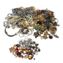 A COLLECTION OF VINTAGE COSTUME JEWELLERY To include an agate pendant, amber jewellery, faux pearls,