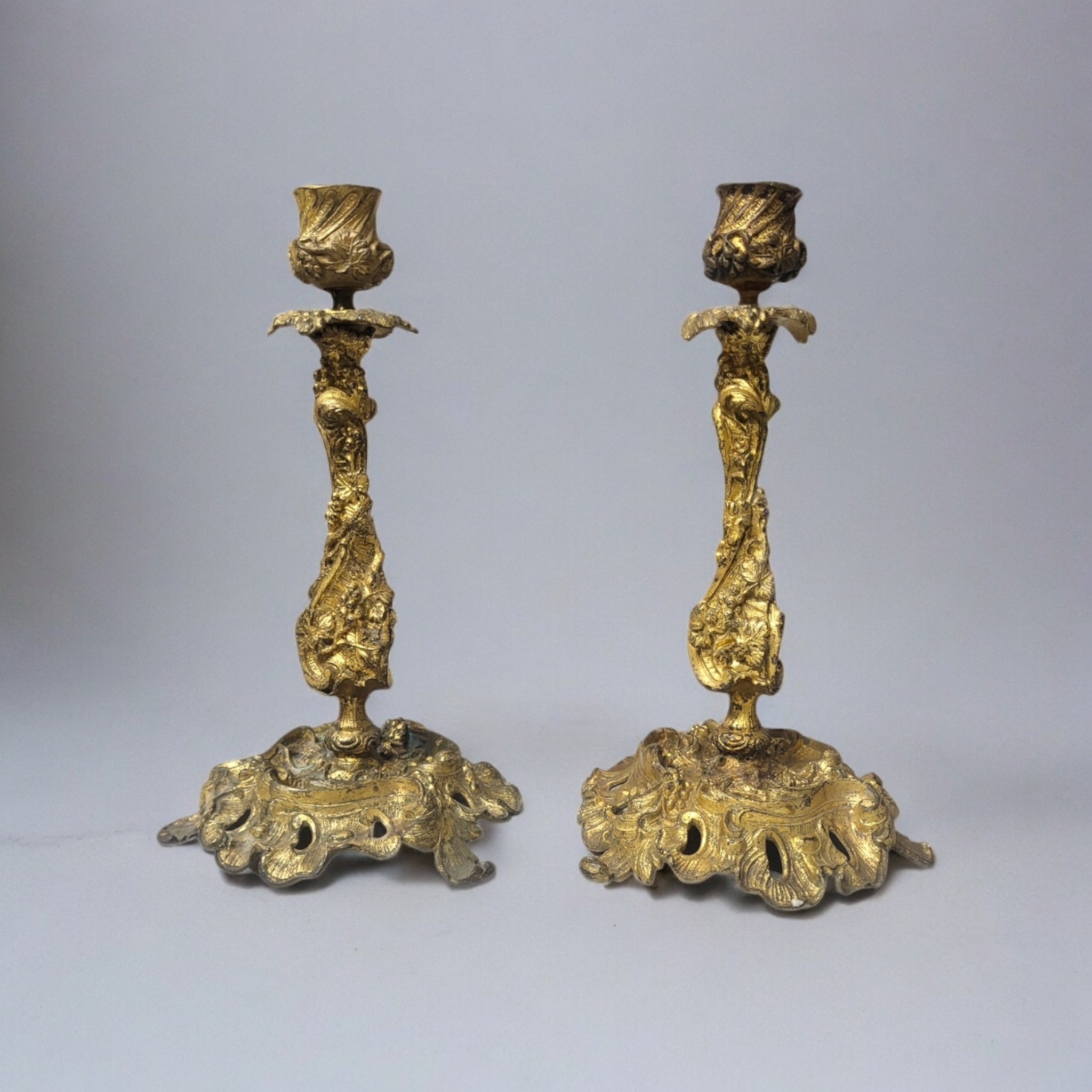 A PAIR OF FINE EARLY 19TH CENTURY CONTINENTAL ROCOCO LOUIS XV STYLE GILDED SOLID CAST METAL TABLE