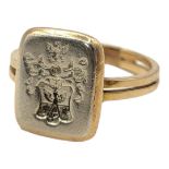 AN EARLY 19TH CENTURY YELLOW METAL SEAL RING Engraved family crest to white metal panel. (size X/