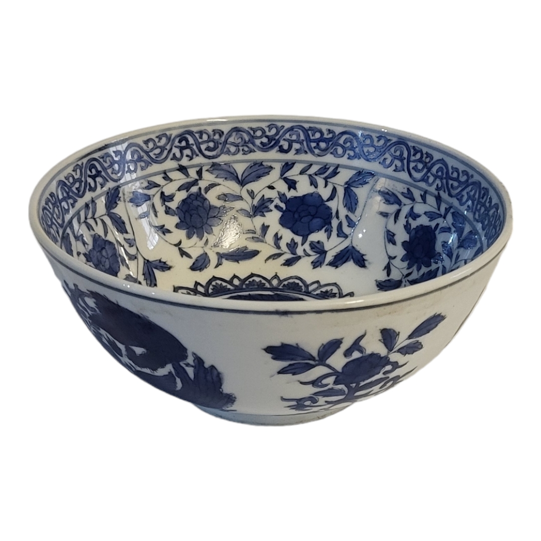 A 19TH CENTURY CHINESE STYLE BLUE AND WHITE FOOTED BOWL With entwined phoenix and lotus - Image 2 of 3