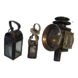 AN EARLY VICTORIAN CARRIAGE LIGHT/LANTERN Based on brass and cast metal, along with two early 19th