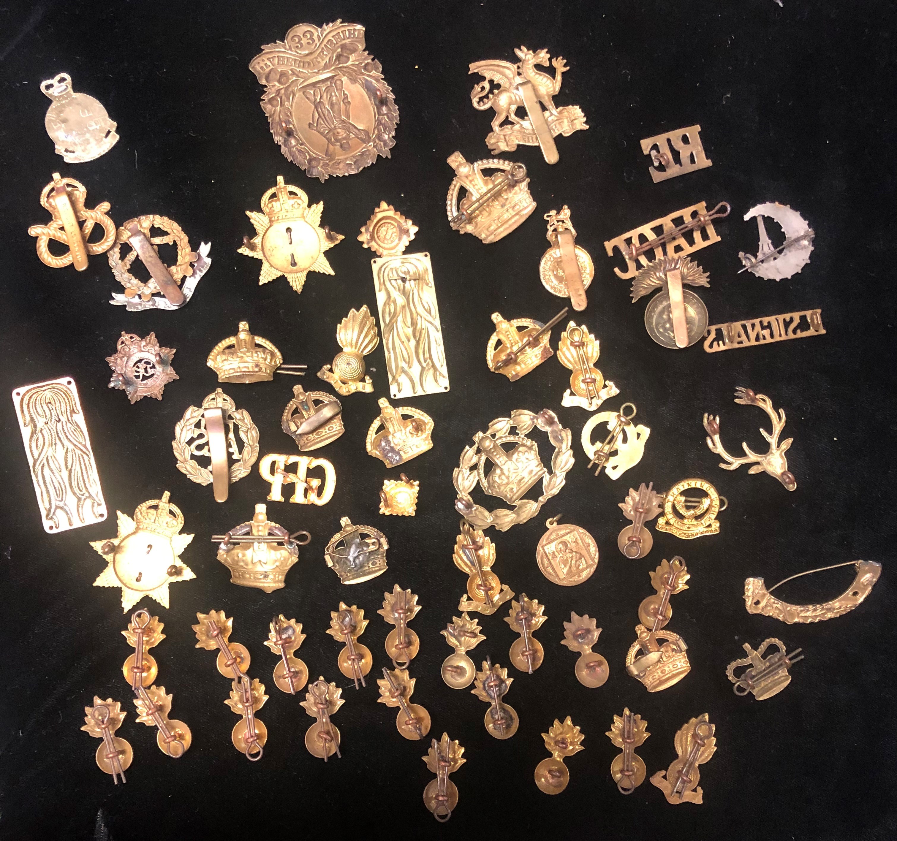 A COLLECTION OF VARIOUS MILITARY BADGES To include naval belt buckle. - Image 2 of 2