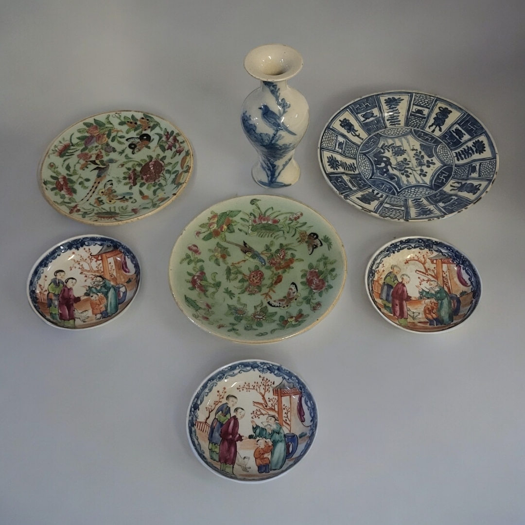 A CHINESE KRAAK BLUE AND WHITE EXPORT PORCELAIN PLATE WANLI PERIOD, CIRCA 1600 Set of three