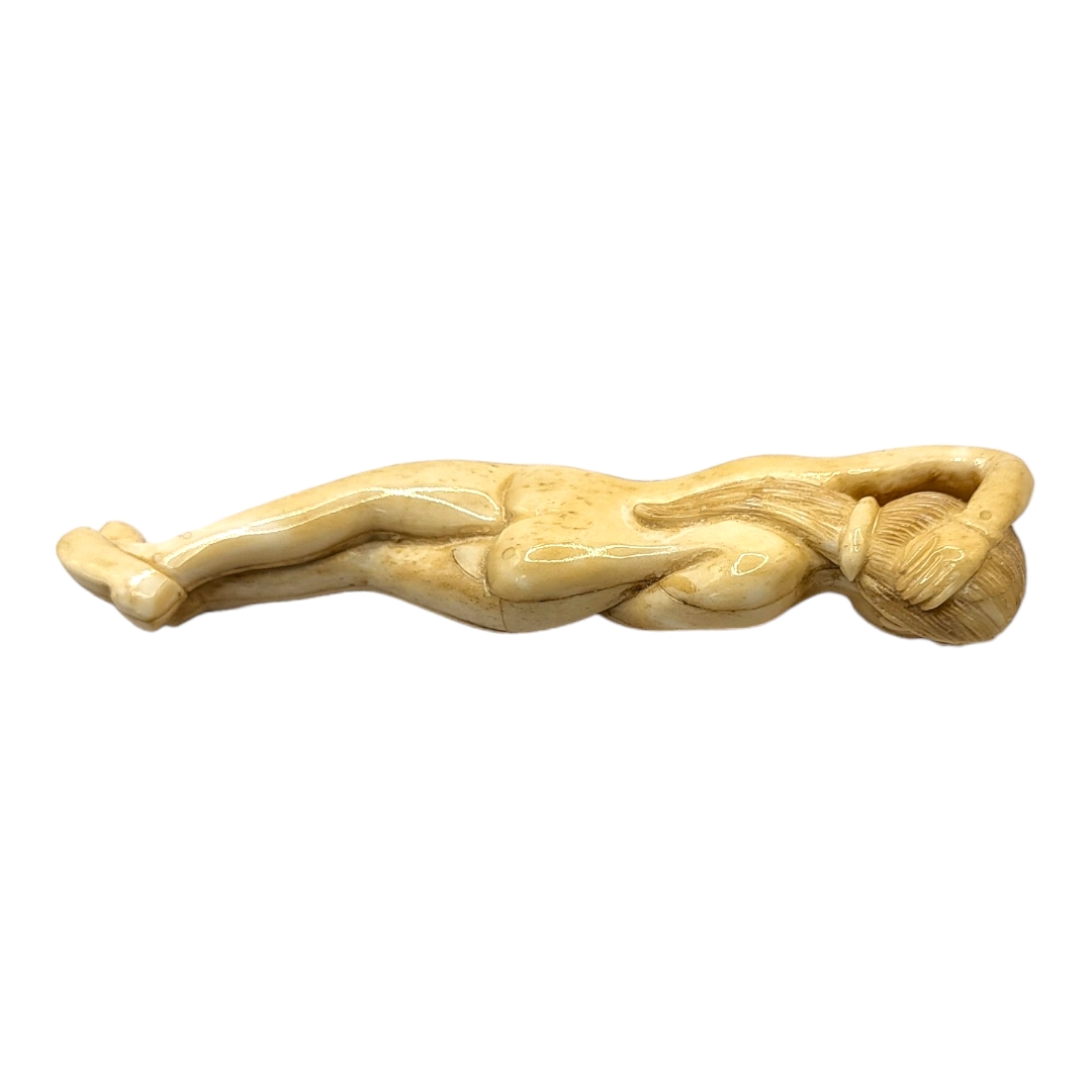 A 19TH CENTURY CHINESE STYLE BONE DOCTORS FIGURE Nude woman lying in recumbent position. (13cm) - Bild 4 aus 4