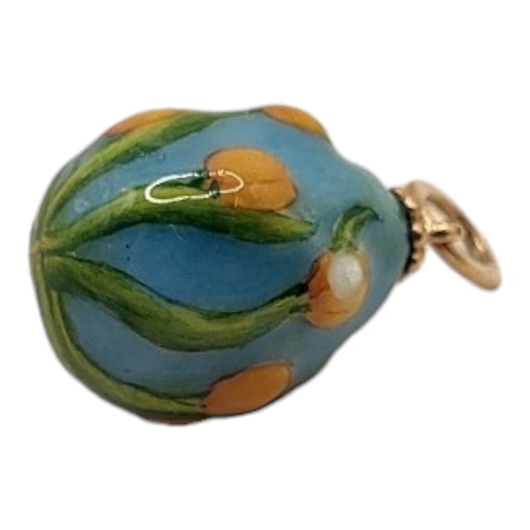 A RUSSIAN GOLD AND EMERALD ENAMEL EGG PENDANT With raised floral decoration and impressed with - Image 2 of 2