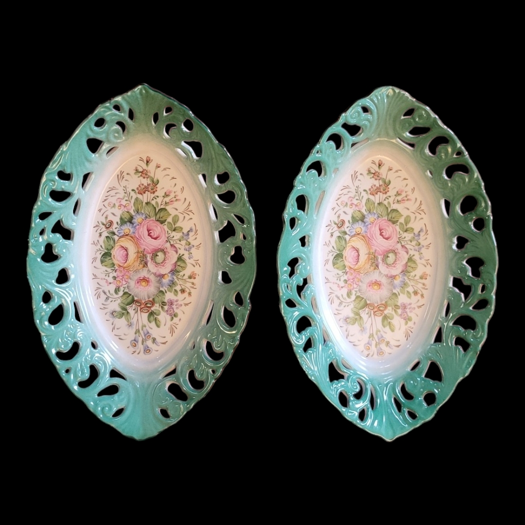 A PAIR OF SEVRÈS STYLE CERAMIC OVAL DISHES having a central floral decoration and pierced acanthus - Image 2 of 4