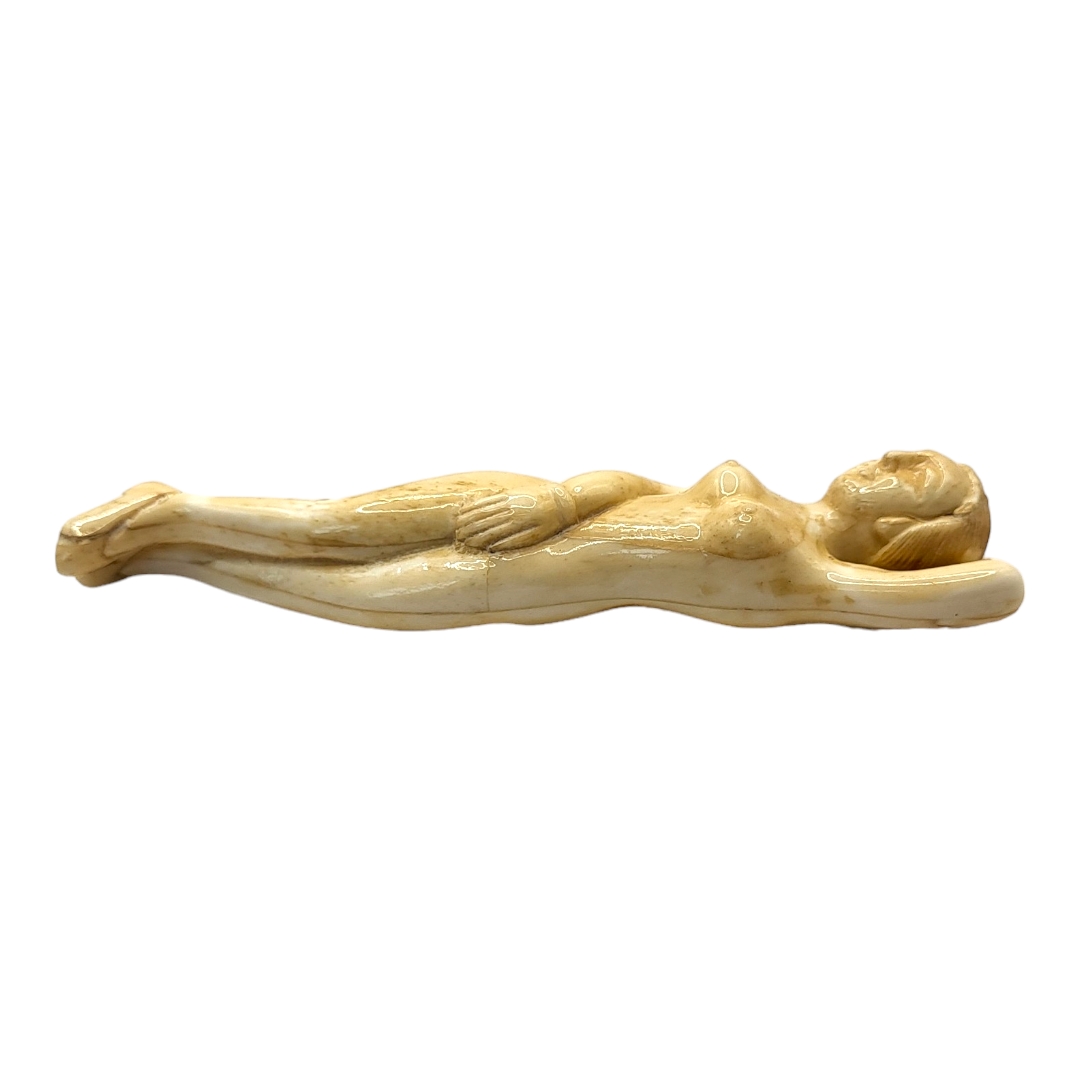 A 19TH CENTURY CHINESE STYLE BONE DOCTORS FIGURE Nude woman lying in recumbent position. (13cm) - Bild 3 aus 4