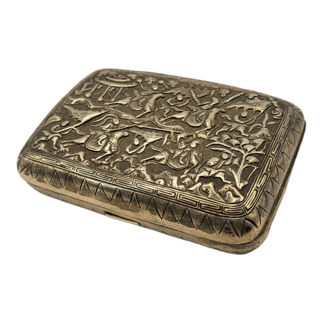 WITHDRAWN A 19TH CENTURY CHINESE WHITE METAL CIGARETTE CASE Having an embossed battle scene with