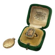 AN UNUSUAL LATE 18TH/EARLY 19TH CENTURY 18CT GOLD AND SEED PEARL MOURNING RING The central glazed