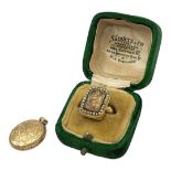 AN UNUSUAL LATE 18TH/EARLY 19TH CENTURY 18CT GOLD AND SEED PEARL MOURNING RING The central glazed