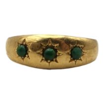 AN EARLY 20TH CENTURY 18CT GOLD AND TURQUOISE THREE STONE RING Three stones in a rubover setting. (