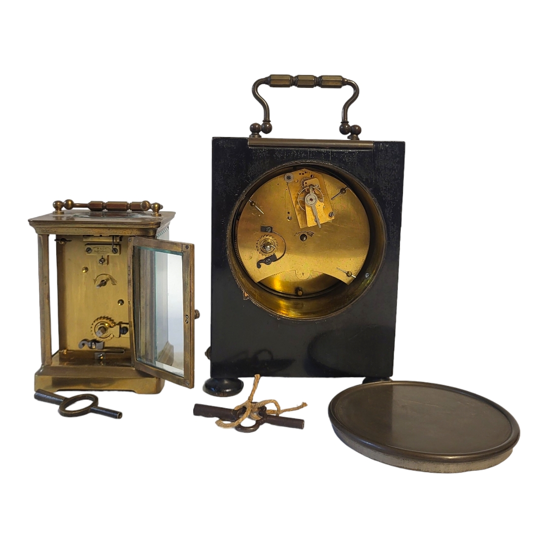 AN EARLY 20TH CENTURY GILT BRASS CARRIAGE CLOCK Having a single carry handle and four bevelled glass - Bild 3 aus 3