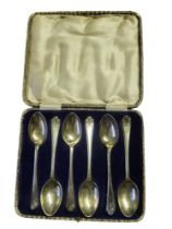A SET OF EARLY 20TH CENTURY SILVER GOLF SPOONS Having a pair of golf clubs with ball finial,
