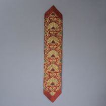 AN EARLY 20TH CENTURY AUBUSSON STYLE CONTINENTAL HANGING EMBROIDERY TAPESTRY PANEL Worked in wool