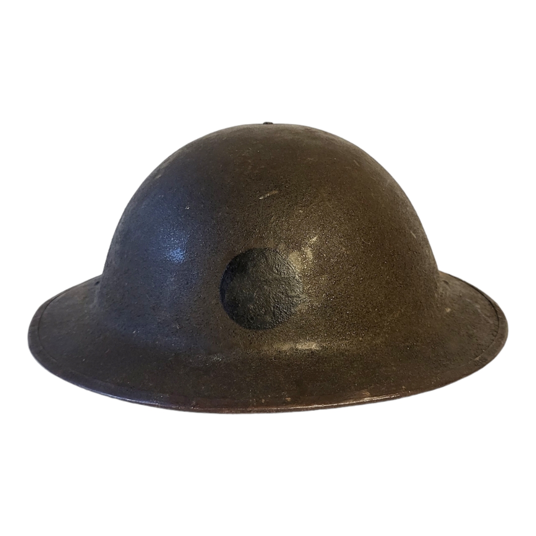 AN AMERICAN WWI BRODIES STEEL HELMET Brim stamped ‘ZE57’, with US ordnance inspection stamp.