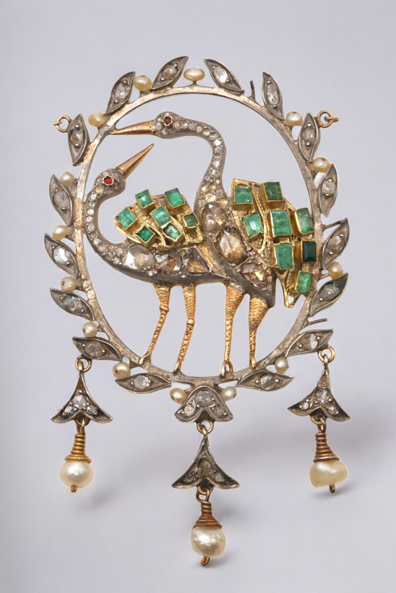 A RARE AND UNUSUAL GEORGIAN YELLOW METAL, DIAMOND, EMERALD AND PEARL PENDANT NECKLACE Having an - Image 2 of 4