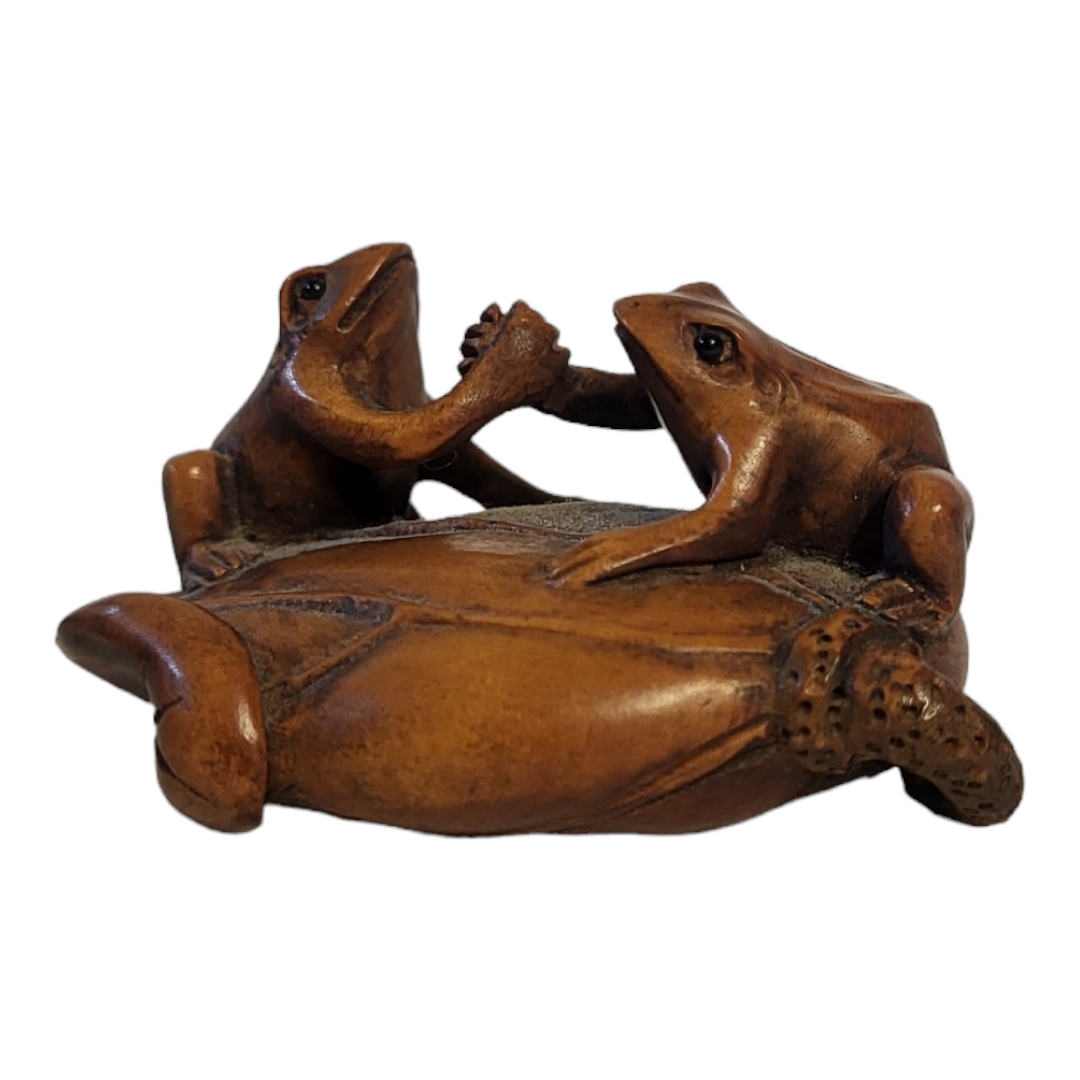 A 20TH CENTURY JAPANESE CARVED WOODEN NETSUKE Two frogs shaking hands on a lily pad, signed to base. - Image 2 of 5