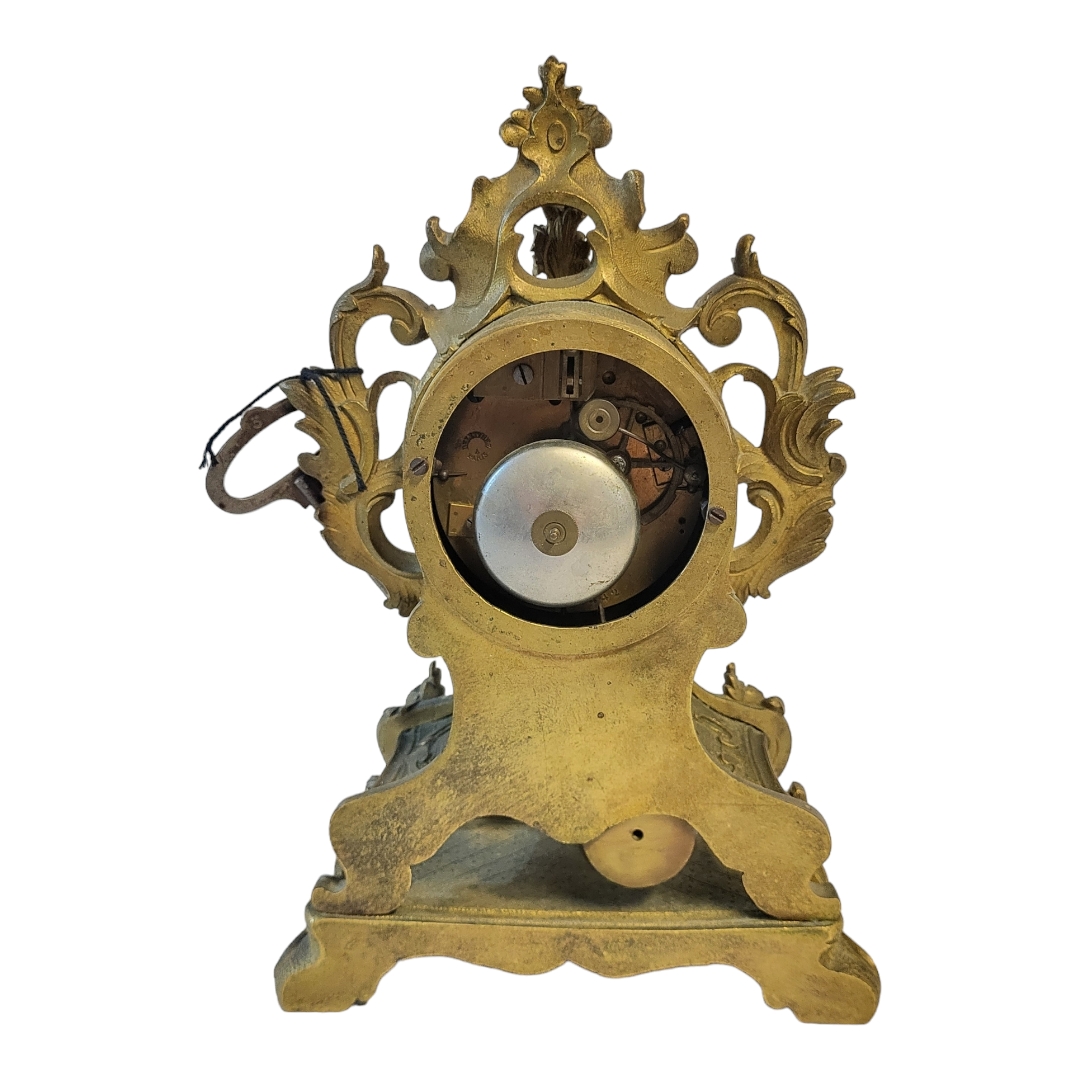 DELETTREZ, A FRENCH 19TH CENTURY GILT BRASS MANTLE CLOCK Rococo form with scrolled case and white - Bild 2 aus 4