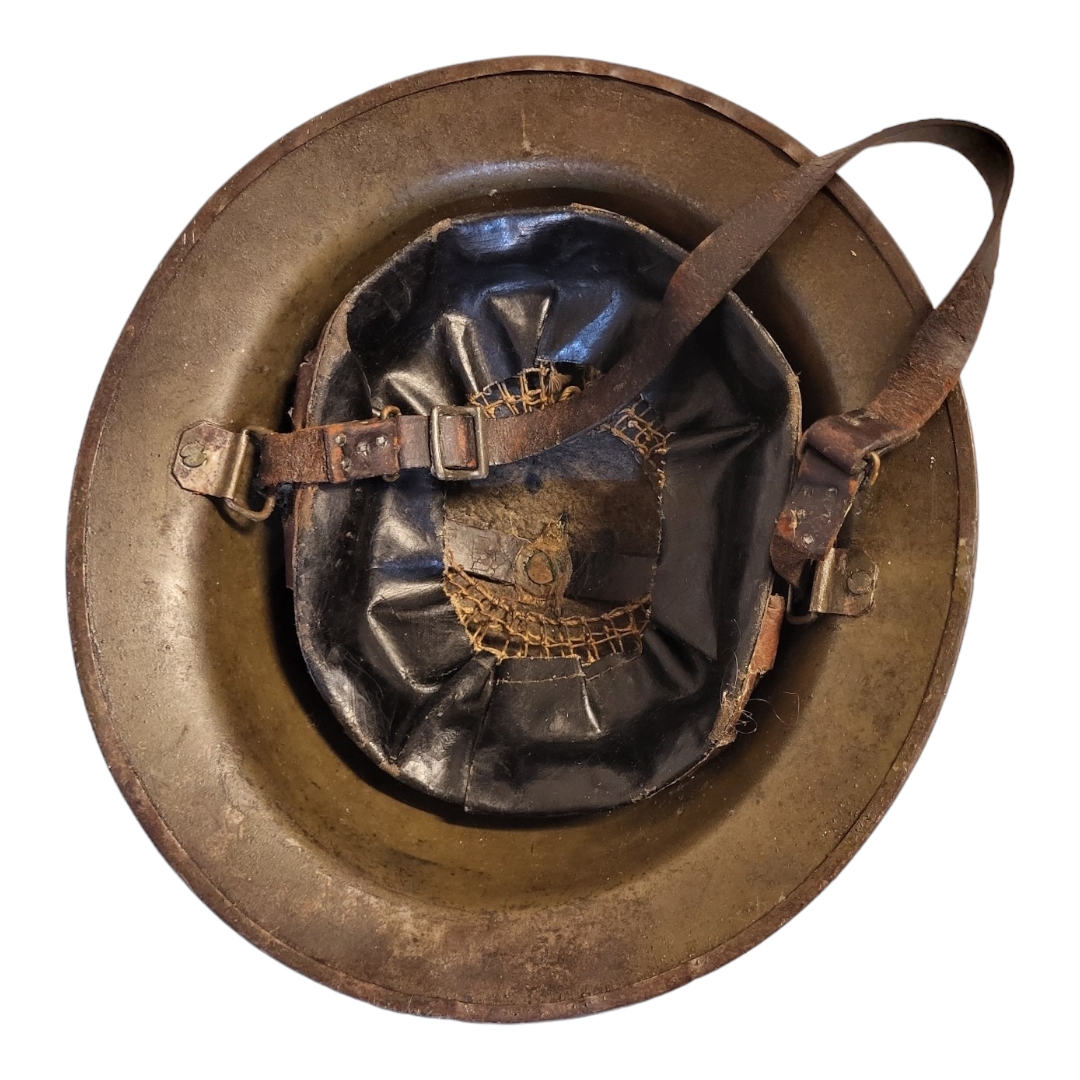 AN AMERICAN WWI BRODIES STEEL HELMET Brim stamped ‘ZE57’, with US ordnance inspection stamp. - Image 4 of 4