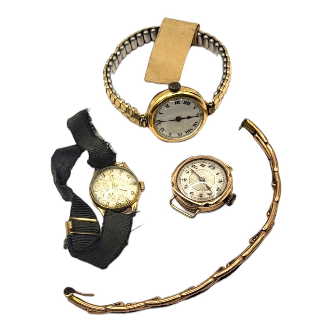 AN EARLY 20TH CENTURY 18CT GOLD LADIES’ WRISTWATCH The circular white dial on expanding gold