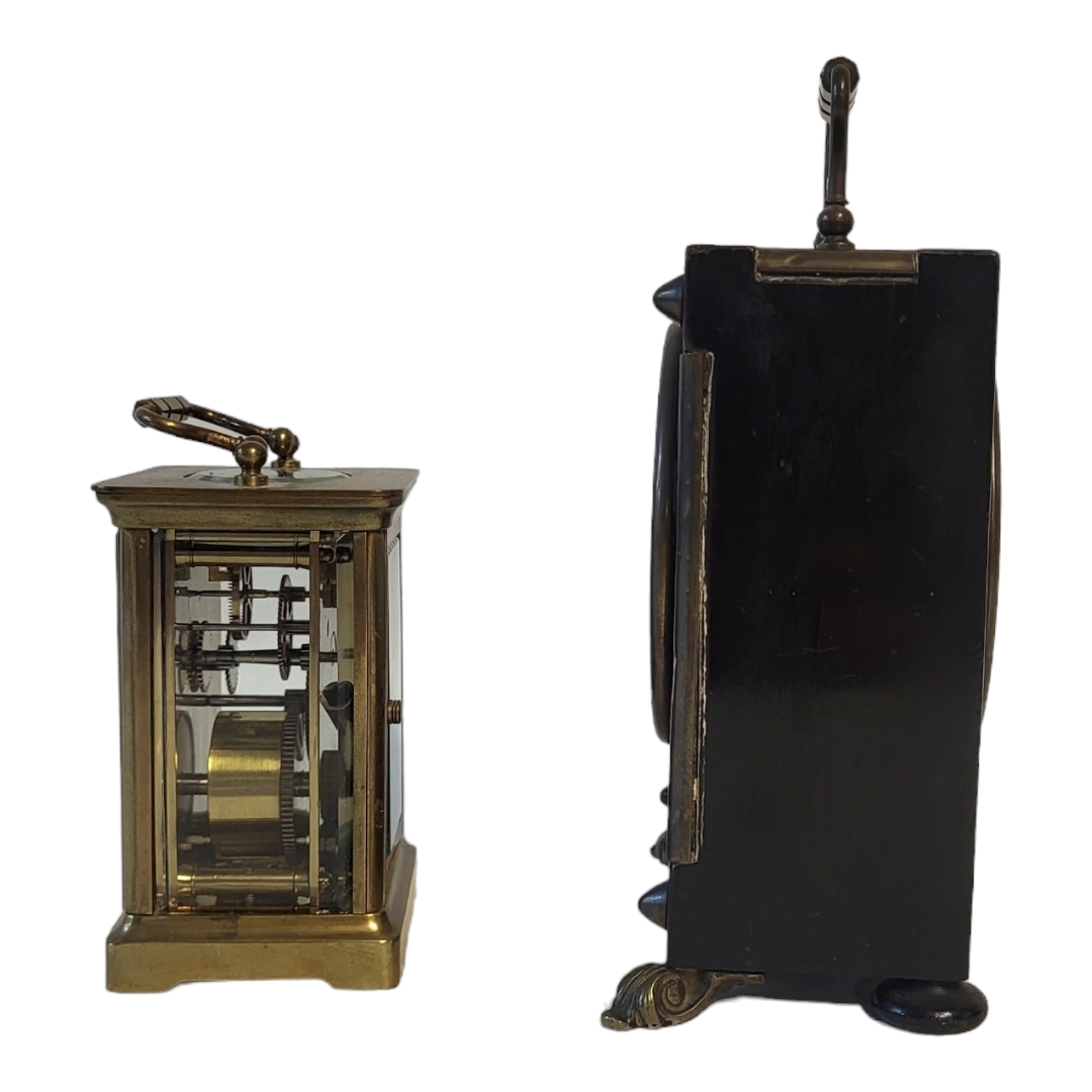 AN EARLY 20TH CENTURY GILT BRASS CARRIAGE CLOCK Having a single carry handle and four bevelled glass - Bild 2 aus 3