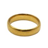 AN EARLY 20TH CENTURY PLAIN 22CT GOLD WEDDING BAND. (size K) Condition: good