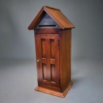 AN EARLY 20TH CENTURY STYLE MAHOGANY LETTER BOX With reeded fascia above a brass trim and lockable