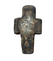 A SOUTH AMERICAN CARVED STONE FIGURE Square features and carved decoration. (approx 9cm x 15cm)