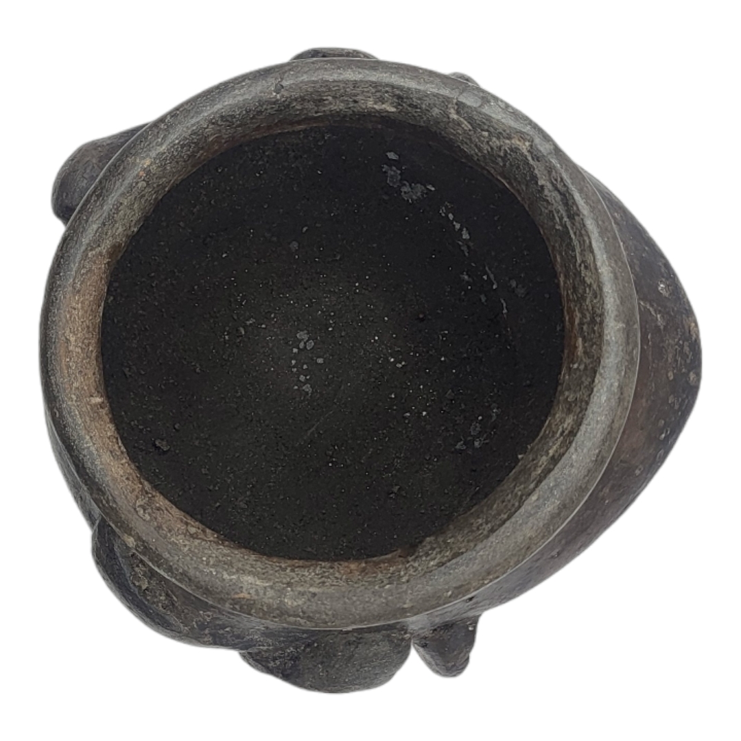 A SOUTH AMERICAN BLACKWARE POTTERY MASK BOWL Having pierced holes to ears and incised facial - Image 6 of 6