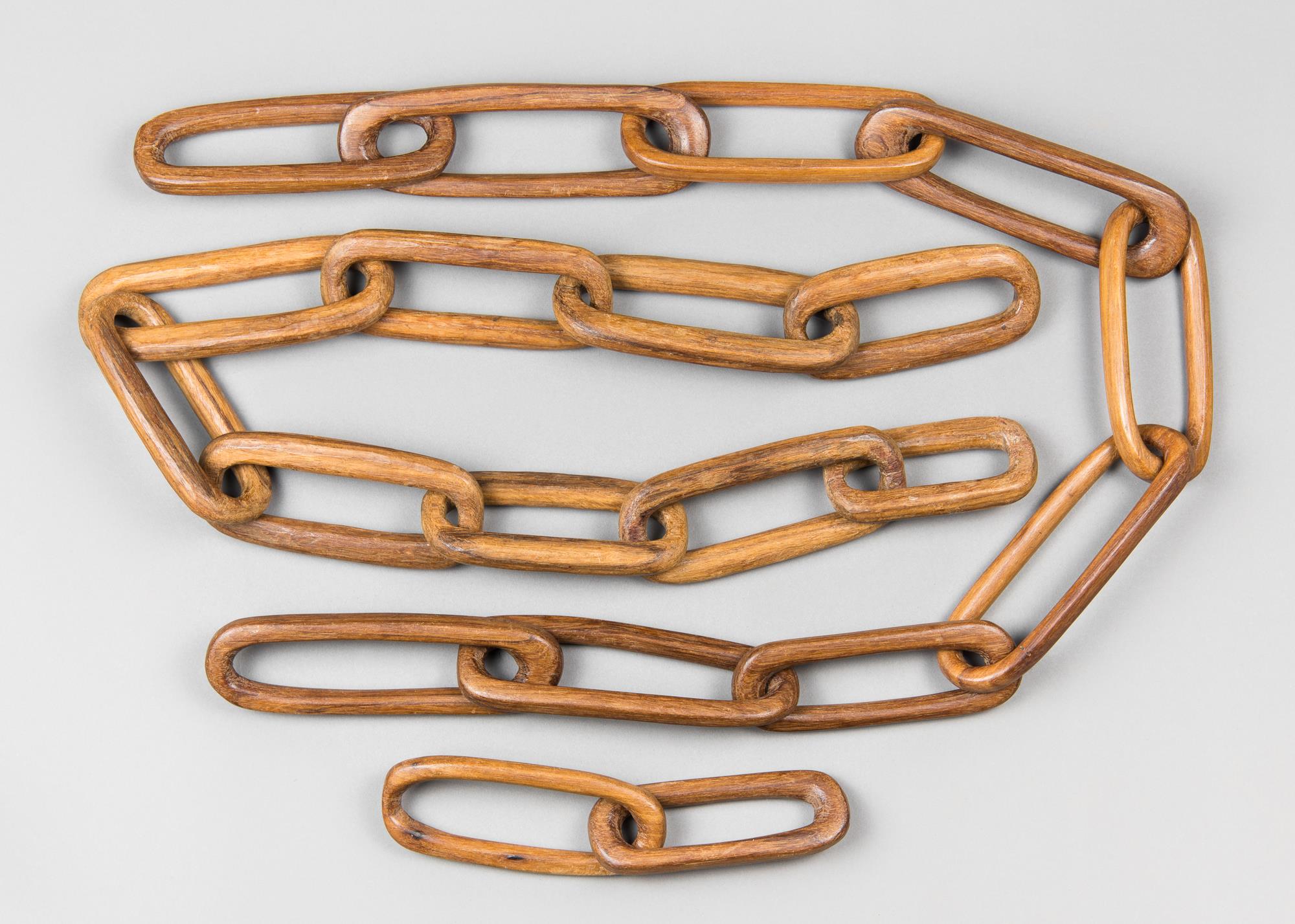 A LATE 20TH CENTURY CARVED WOODEN CHAIN.