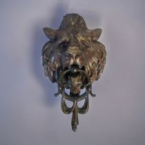 AN EARLY 20TH CENTURY BRONZE LION MASK DOOR KNOCKER Having fine detail and swags to knocker. (approx