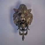 AN EARLY 20TH CENTURY BRONZE LION MASK DOOR KNOCKER Having fine detail and swags to knocker. (approx