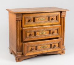 A VICTORIAN OAK MINIATURE APPRENTICE PIECE CHEST OF DRAWERS. (h 34cm x w 41cm x d 22cm)