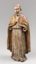 A 17TH/18TH CENTURY BISHOP SCULPTURE IN POLYCHROME WOOD. (h 32.5cm)