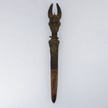 AN AFRICAN TRIBAL CARVED WOODEN GATEPOST/HOUSE MARKER Digital finial with carved horns and tapered