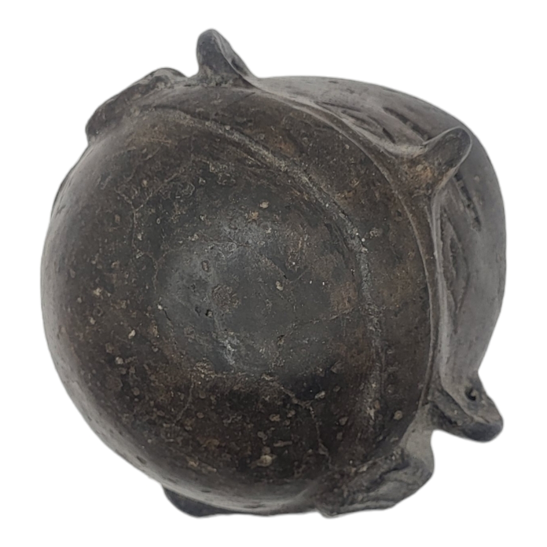 A SOUTH AMERICAN BLACKWARE POTTERY MASK BOWL Having pierced holes to ears and incised facial - Image 5 of 6