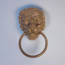 AN 18TH CENTURY DESIGN BRASS LION MASK DOOR KNOCKER. (approx 14cm x 24cm) Condition: good