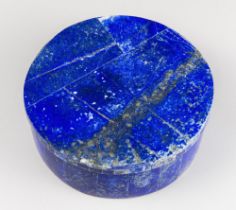 A LAPIS LAZULI CIRCULAR BOX WITH LID. (h 6cm x w 16.5cm x d 16.5cm)