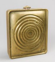 AN EARLY 20TH CENTURY BRASS HOT WATER BOTTLE. (h 21.5cm x w 18cm x d 5cm)