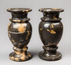 A PAIR OF LATE 19TH/EARLY 20TH CENTURY GRAND TOUR STYLE MARBLE URNS. (h 25cm x w 13cm x d 13cm)