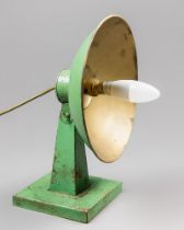 AN EARLY 20TH CENTURY GREEN INDUSTRIAL TABLE LAMP.